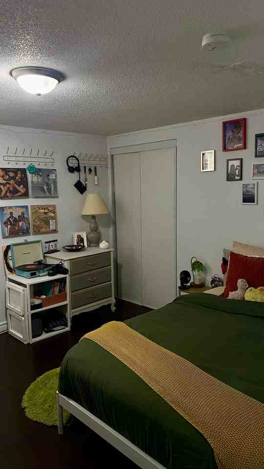 Queen West Bedroom in 3 Bedrooms Unit for RENT - Photo 7 of 15