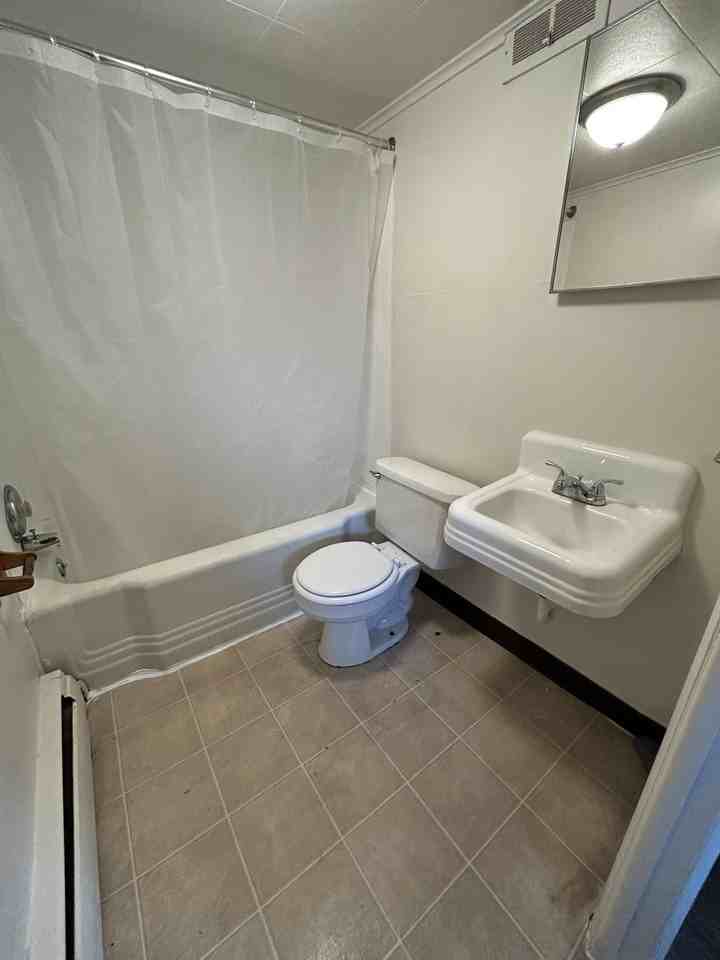 802 Bridge St - Photo 6 of 14