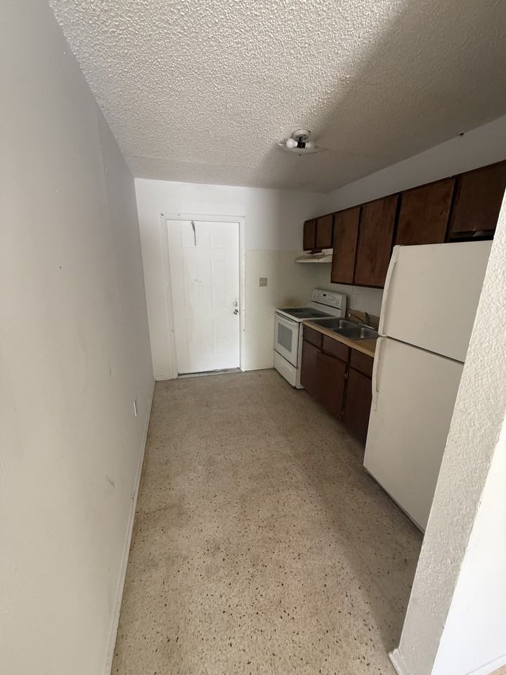 1604 Ave E, Unit B - Photo 3 of 7