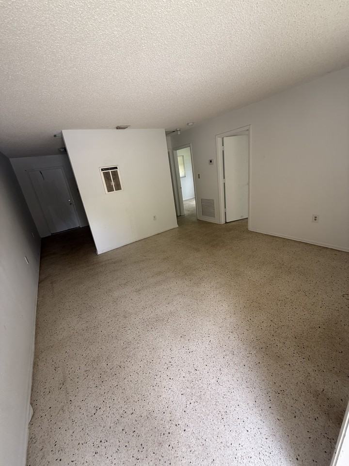 1604 Ave E, Unit B - Photo 4 of 7