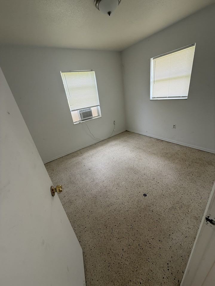 1604 Ave E, Unit B - Photo 5 of 7