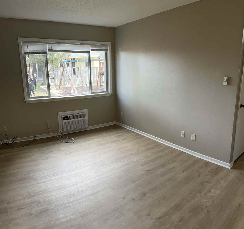 Eaglewood Court Apartments - Photo 3 of 9