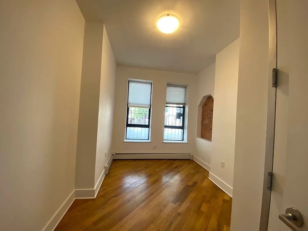 556 Gates Avenue - Photo 5 of 10