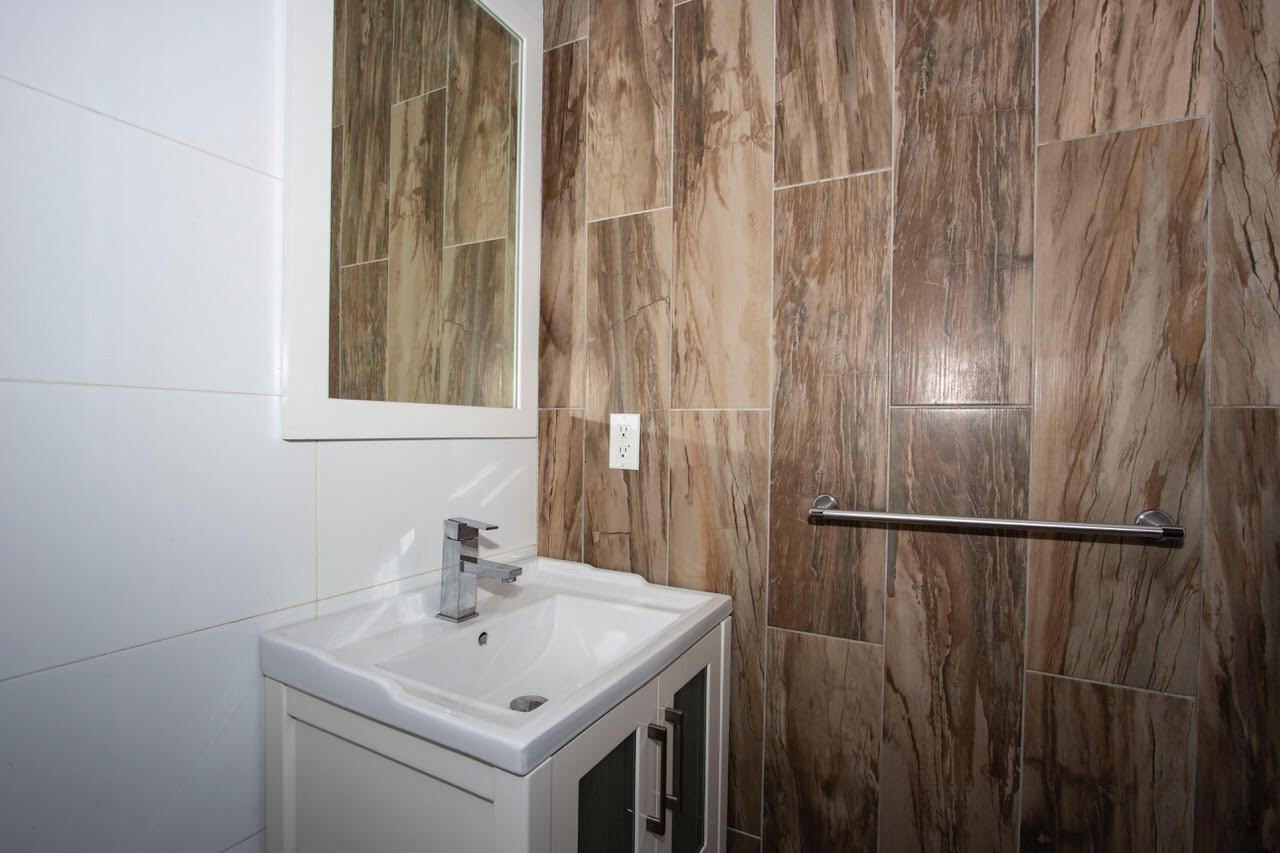 556 Gates Avenue - Photo 6 of 10