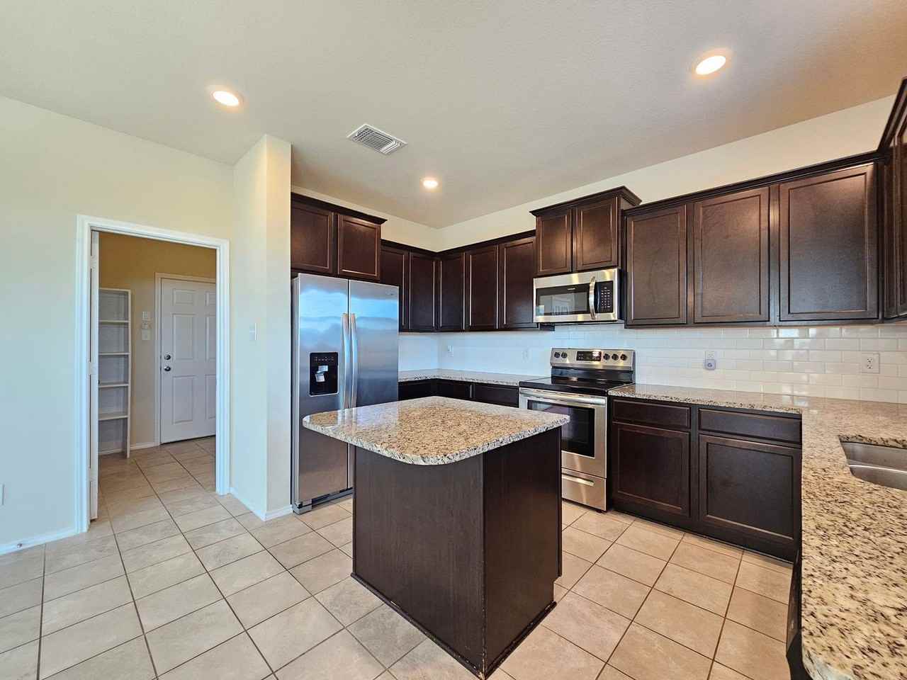 3901 Brunswick Dr - Photo 5 of 27
