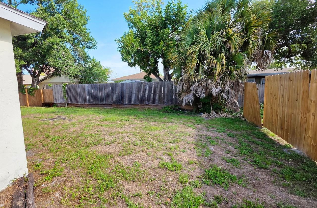 1895 Debbie St - Photo 4 of 46