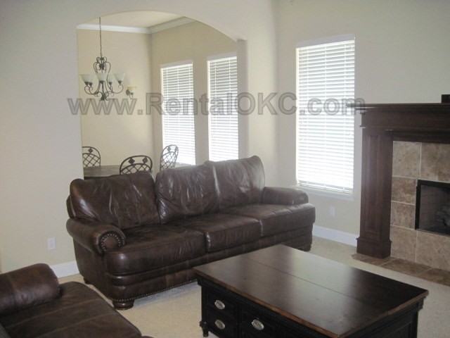 928 Ashwood Ln - Photo 4 of 11