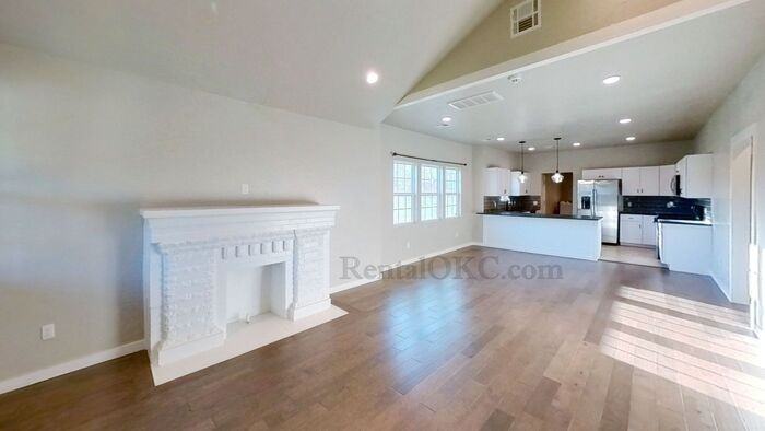 2245 Nw 15th St - Photo 3 of 13