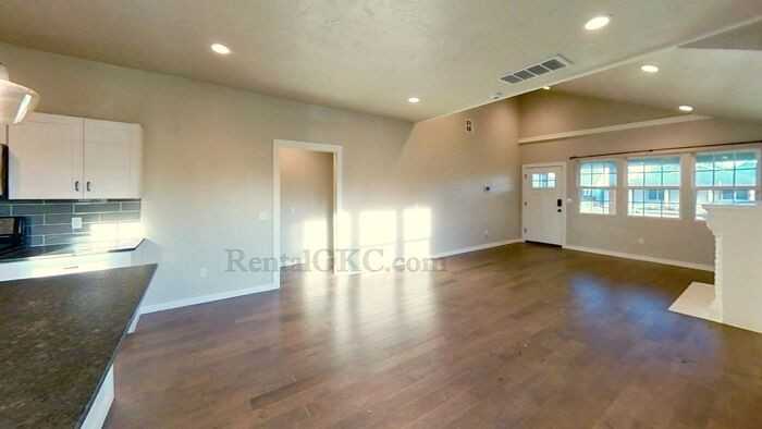 2245 Nw 15th St - Photo 4 of 13