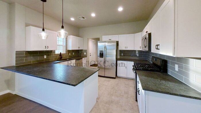 2245 Nw 15th St - Photo 5 of 13