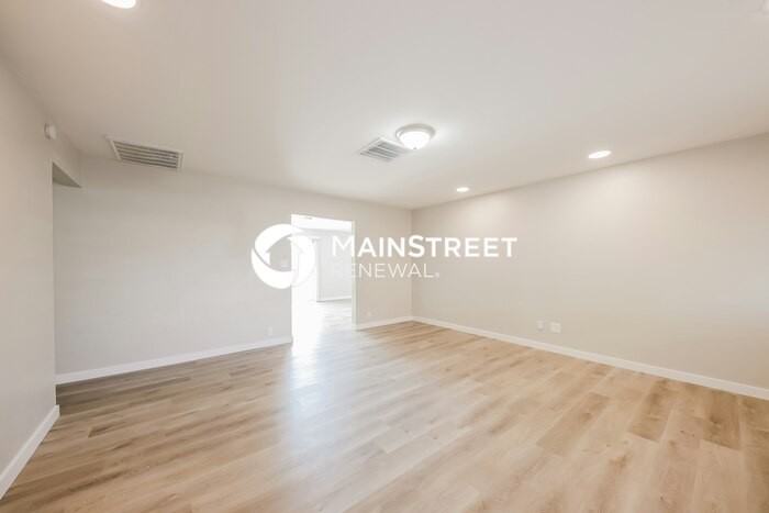 4749 N 39th Dr - Photo 3 of 16