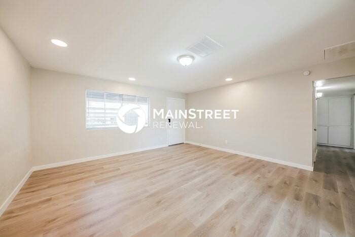 4749 N 39th Dr - Photo 4 of 16