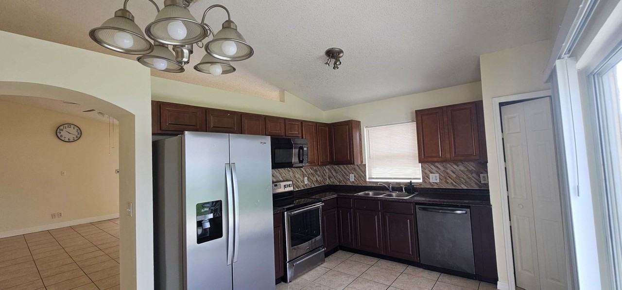 2338 Cordova Ct - Photo 3 of 15