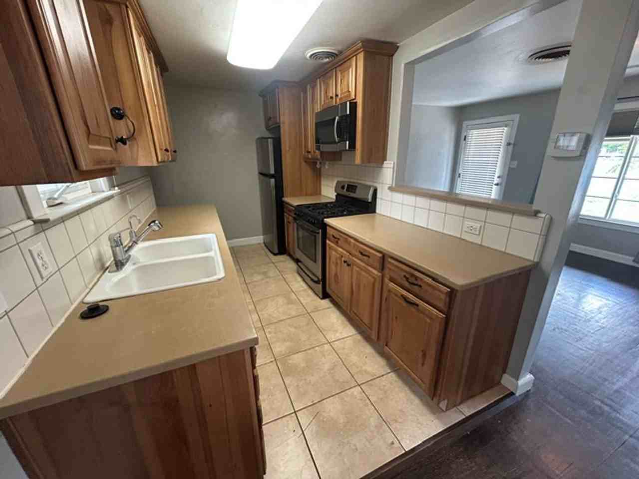1502 1500, 1502 W. School St. - Photo 3 of 10