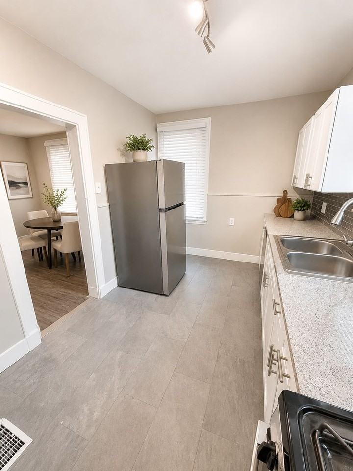 *** House for Rent * Pet Friendly * Amazing Location in Dormont * Available Now * Spacious & Renovated *** - Photo 4 of 10