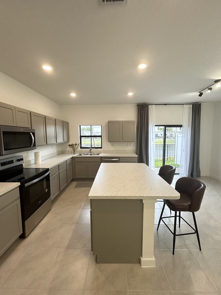 876 Nw 3rd Way #NA - Photo 3 of 15