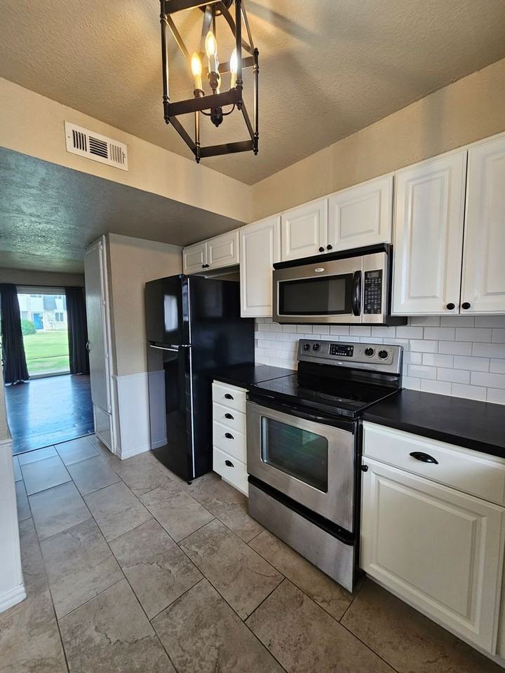 216 Justin Dr - Photo 5 of 18