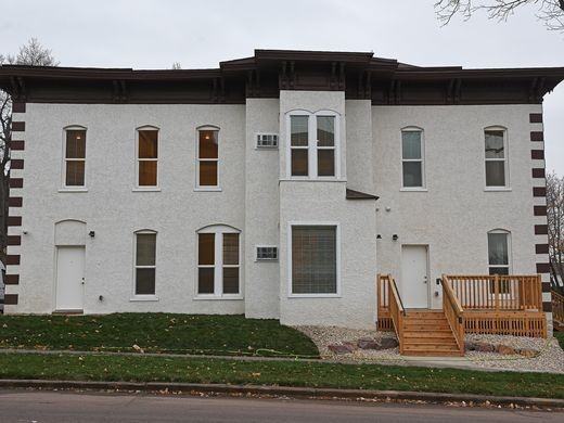 201 N. Spring Ave. - Photo 2 of 18
