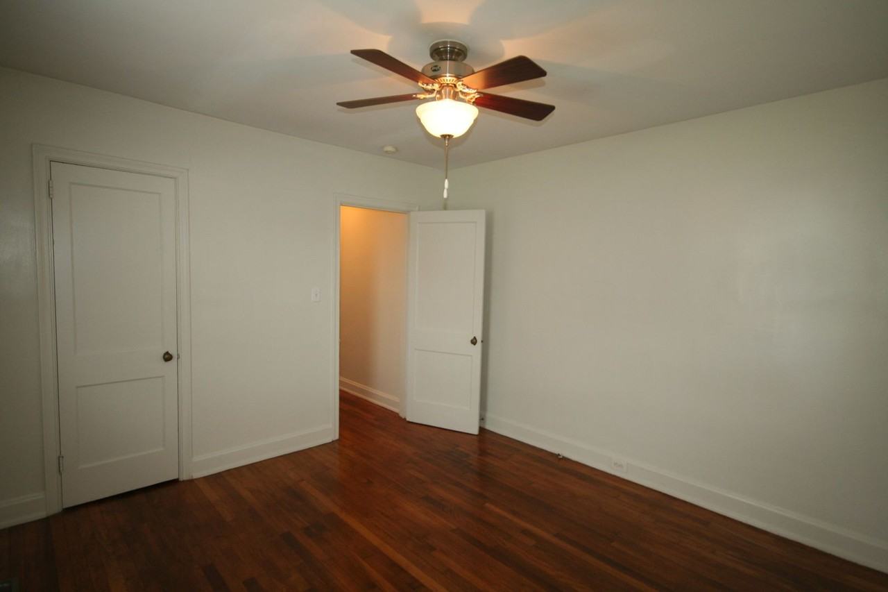 1707 Englewood Ave - Photo 4 of 9