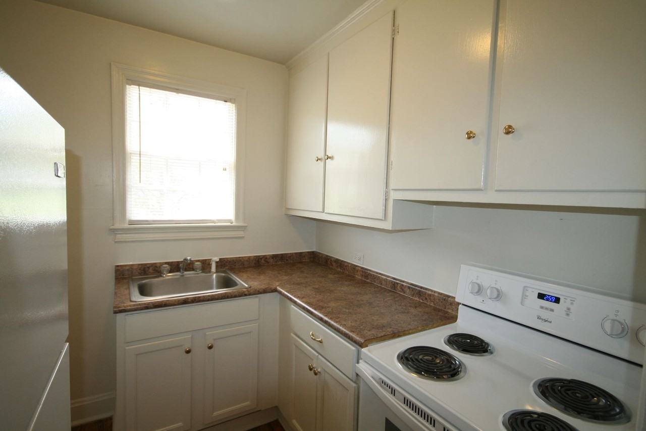 1707 Englewood Ave - Photo 5 of 9