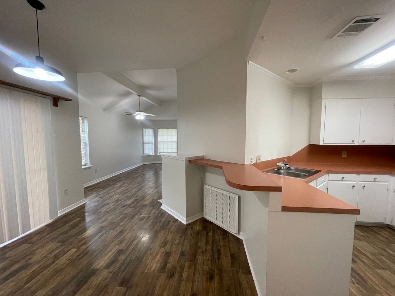 1416 Williamsburg Dr - Photo 5 of 13