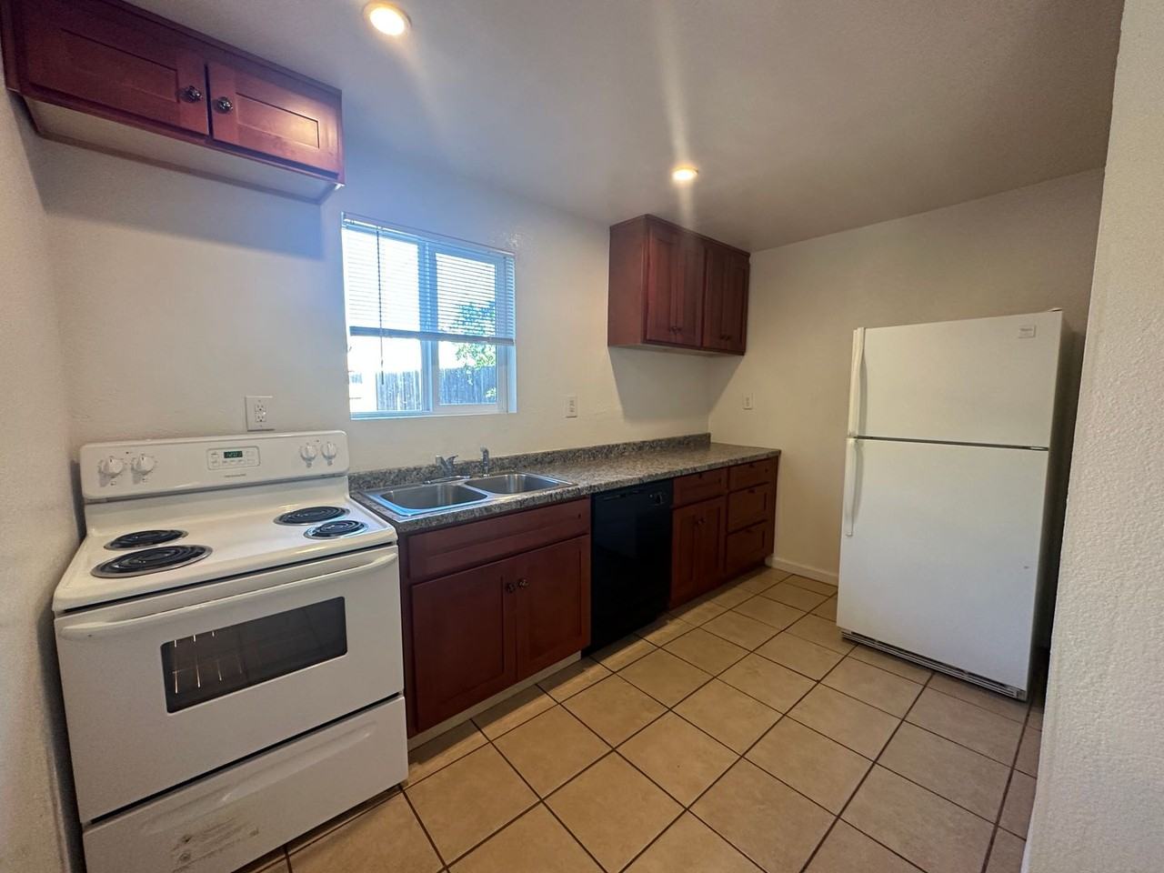 918 1/2 Santa Fe Ave - Photo 3 of 16