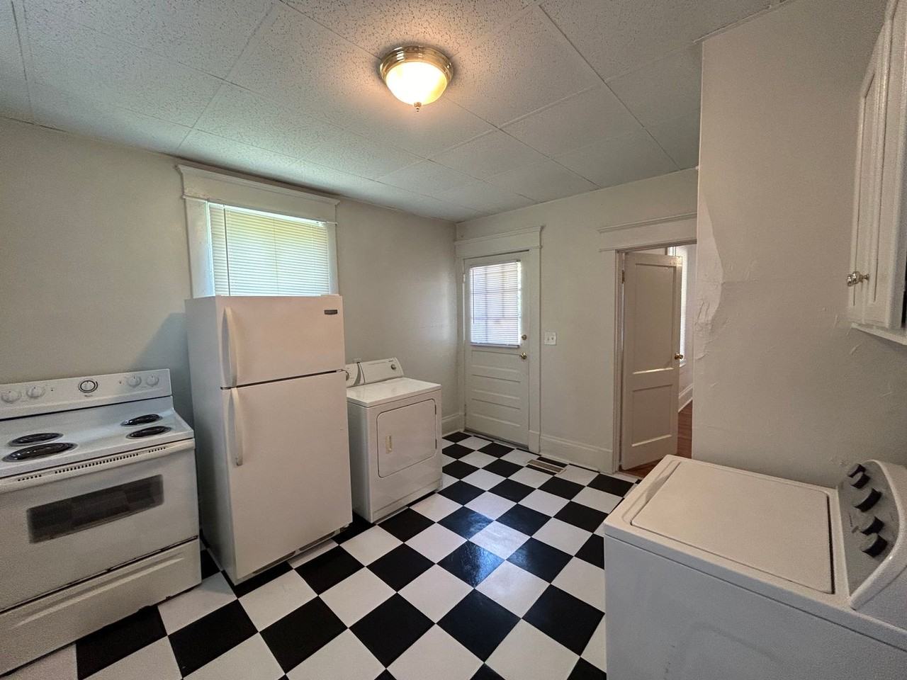 1308 W Chapel Hill St - Photo 4 of 19