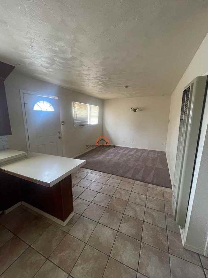 1406 S Avenue J - Photo 2 of 11