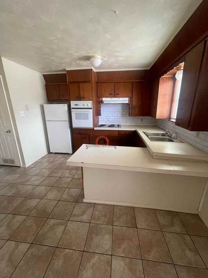 1406 S Avenue J - Photo 3 of 11
