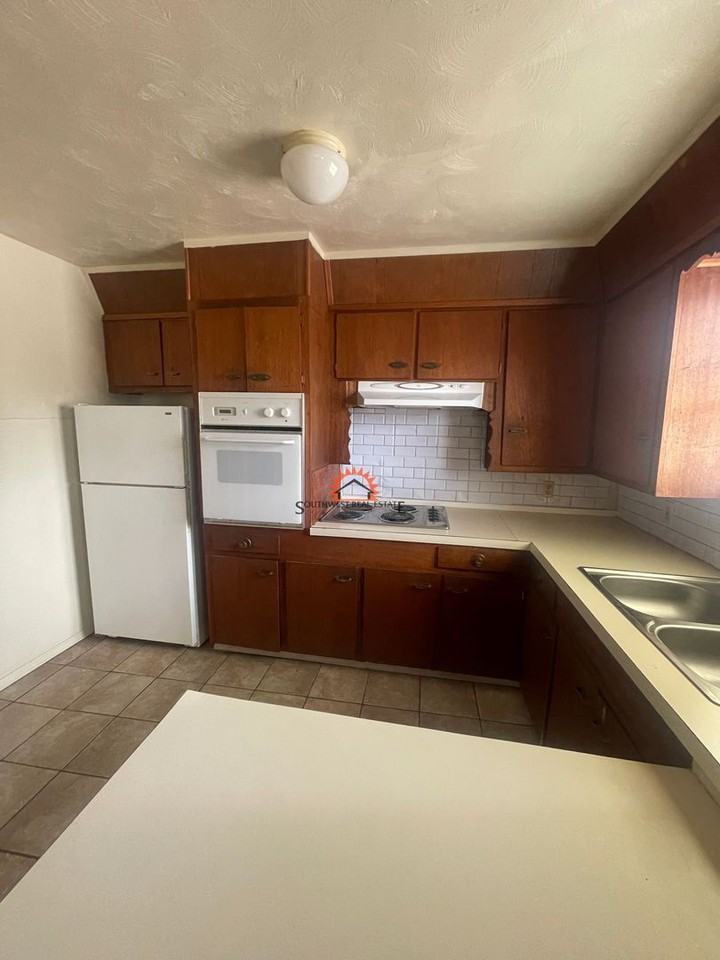 1406 S Avenue J - Photo 4 of 11