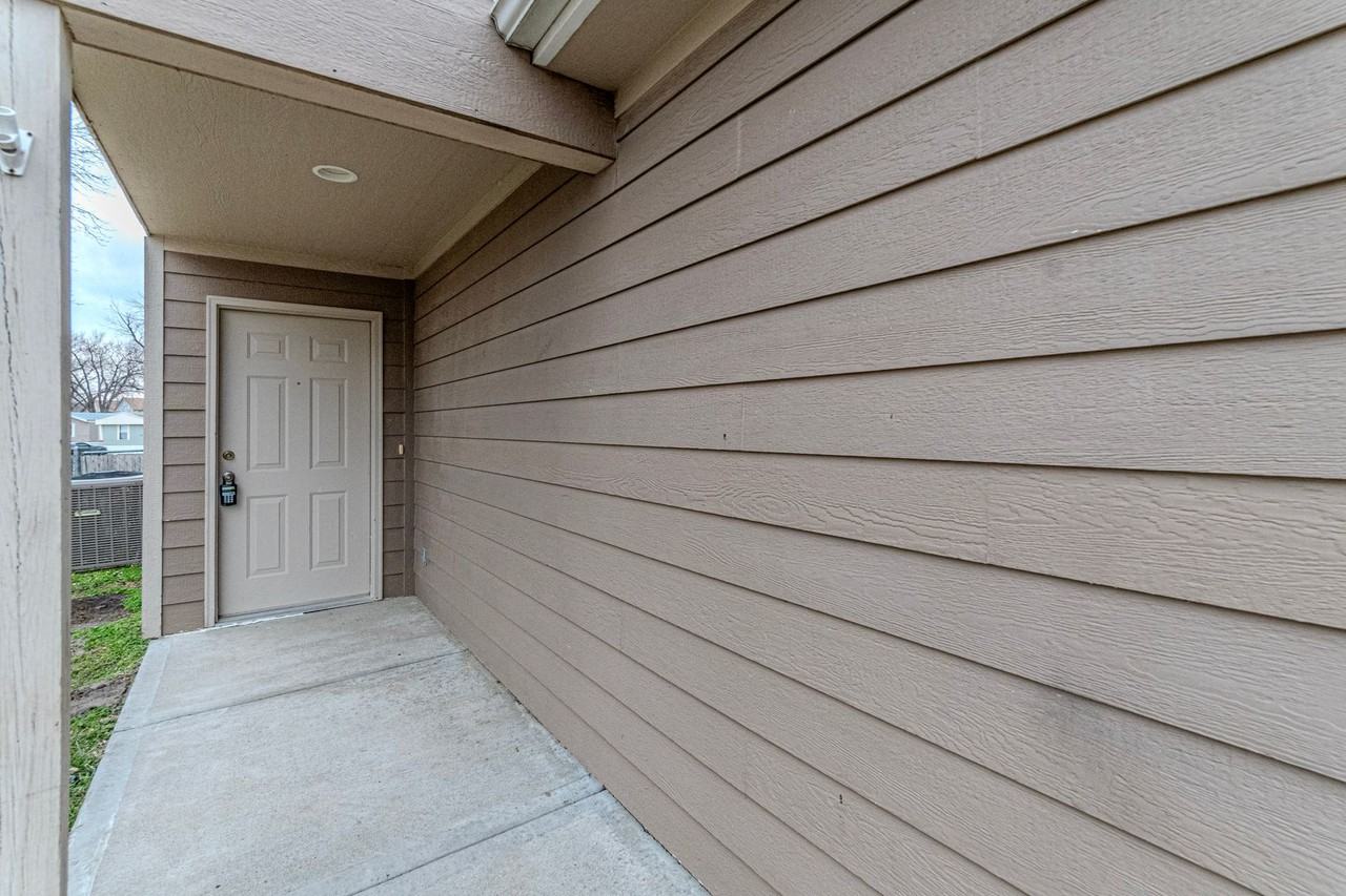 825 Whitetail Ct - Photo 2 of 27