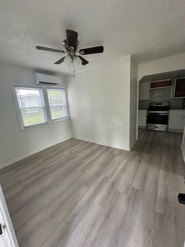 9558 8th Bay St - Photo 2 of 4
