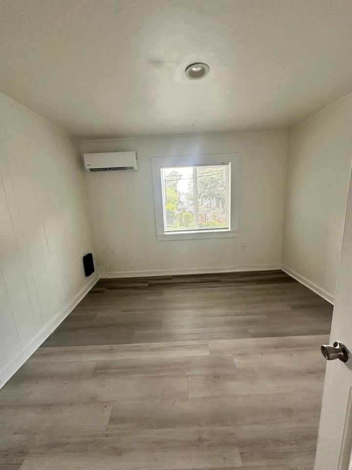 9558 8th Bay St - Photo 3 of 4
