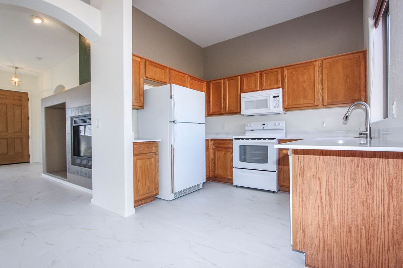 6910 E Yellowglen Dr - Photo 4 of 12