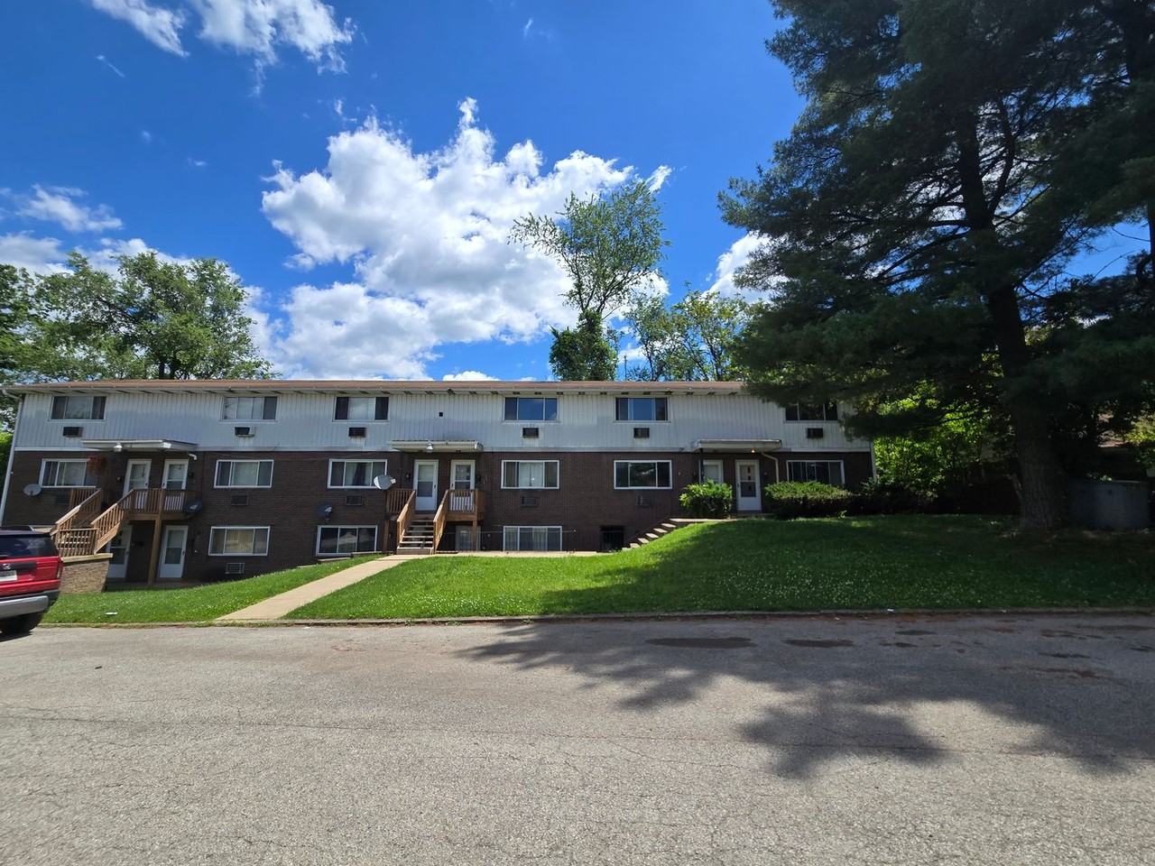 Elizabeth Township 2 bedroom - Photo 3 of 16