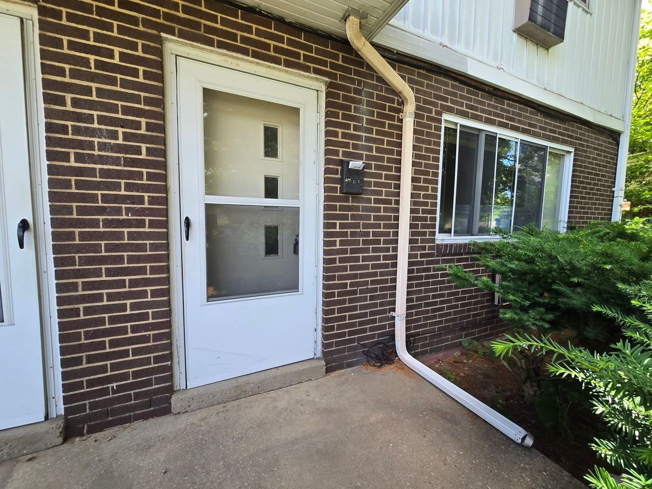 Elizabeth Township 2 bedroom - Photo 5 of 16