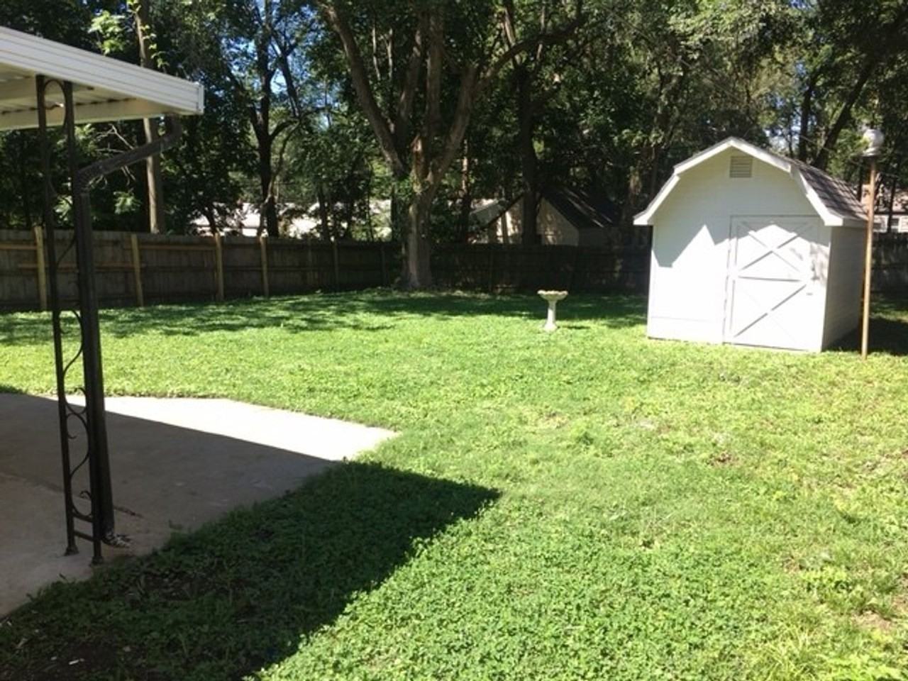 8410 Summit St - Photo 2 of 13