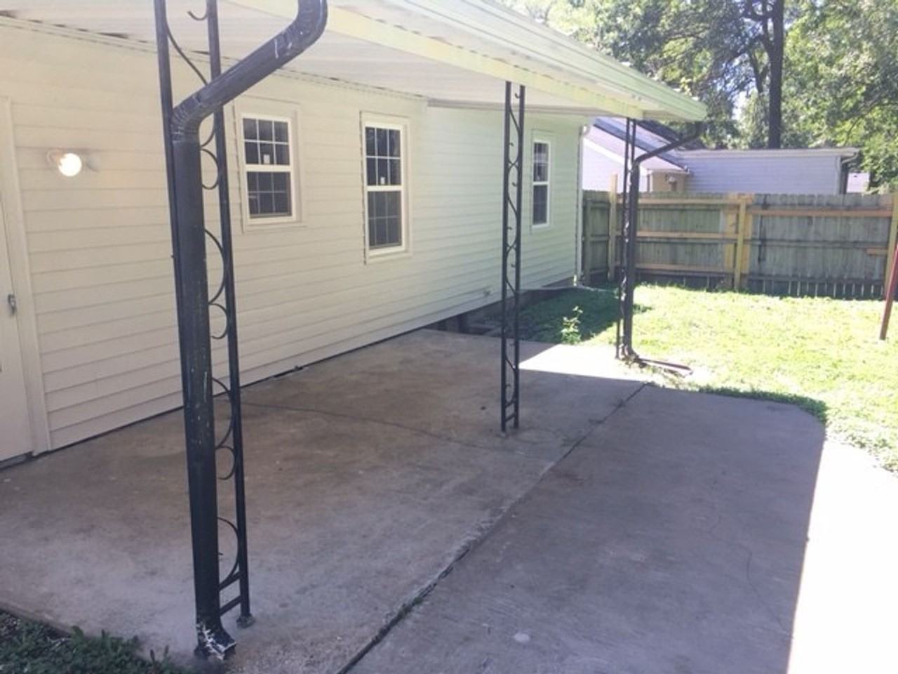 8410 Summit St - Photo 3 of 13
