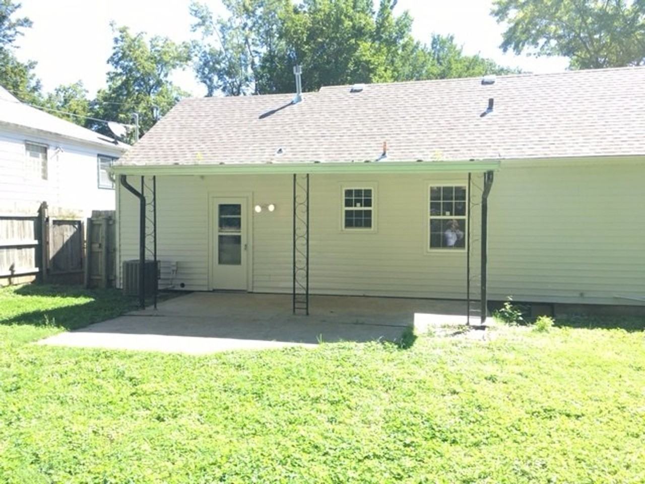 8410 Summit St - Photo 4 of 13