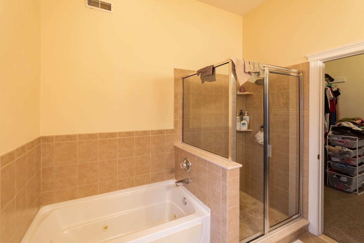 2242 Christian St - Photo 4 of 32