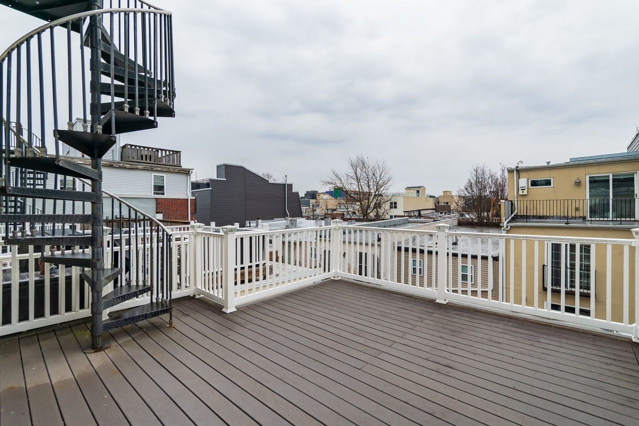 2242 Christian St - Photo 5 of 32