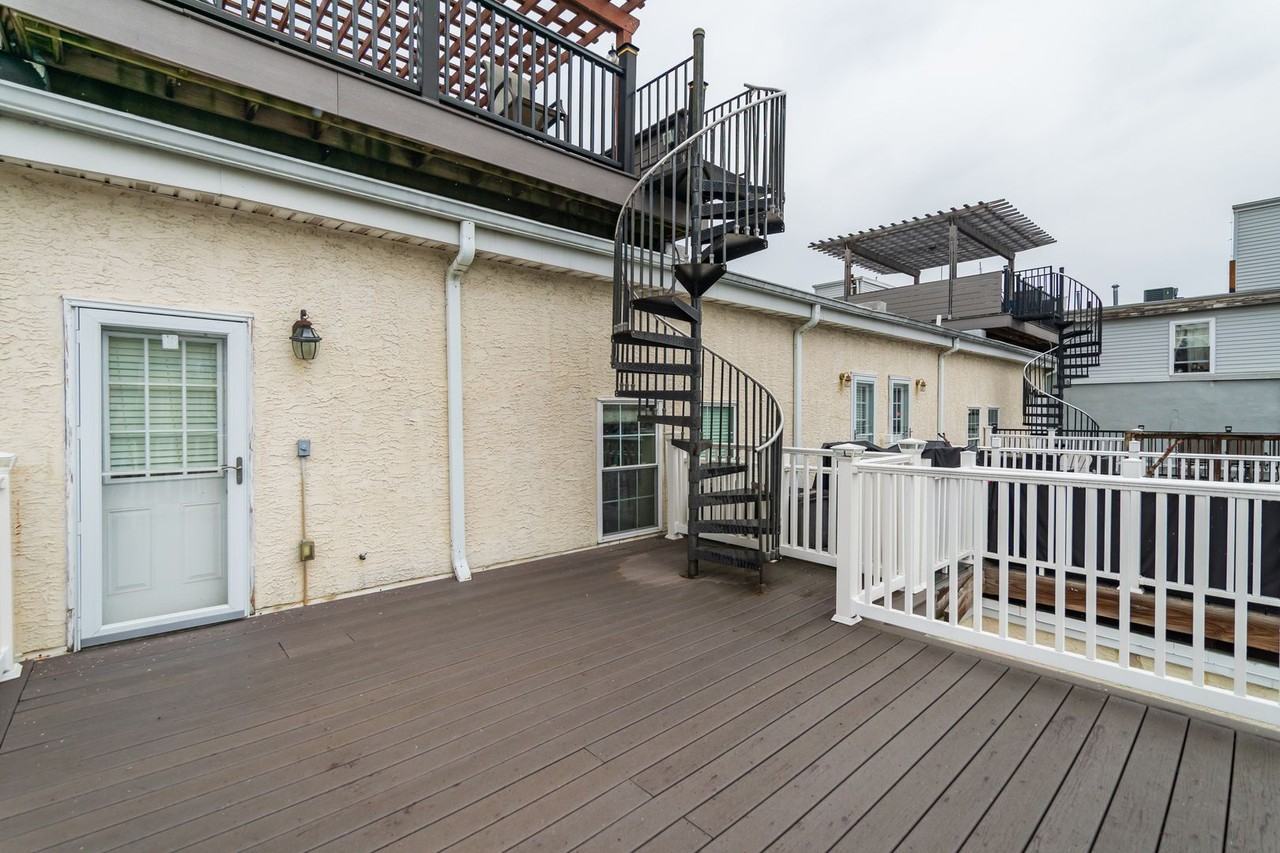 2242 Christian St - Photo 6 of 32