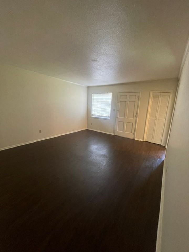 3828 Country Club Rd Apt J - Photo 3 of 9