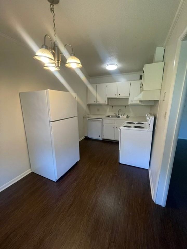 3828 Country Club Rd Apt J - Photo 4 of 9
