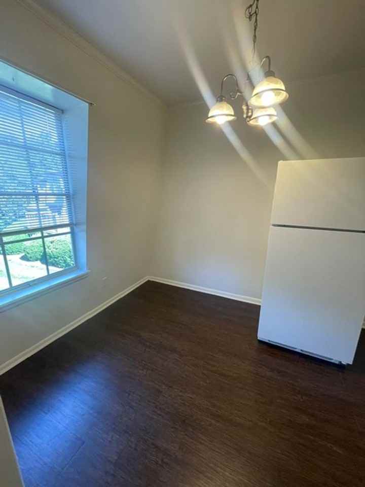 3828 Country Club Rd Apt J - Photo 5 of 9