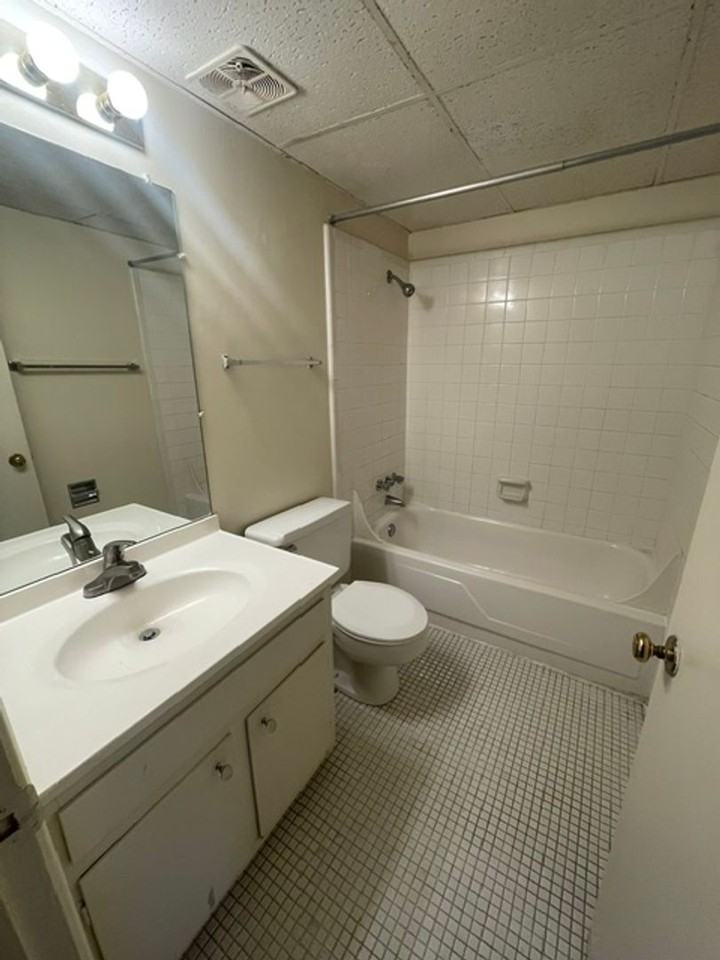 3828 Country Club Rd Apt J - Photo 6 of 9