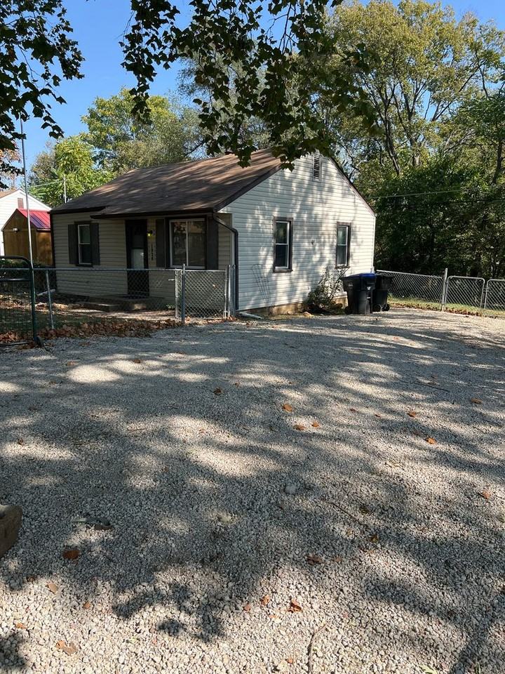 1926 Se Michigan Ave - Photo 2 of 23