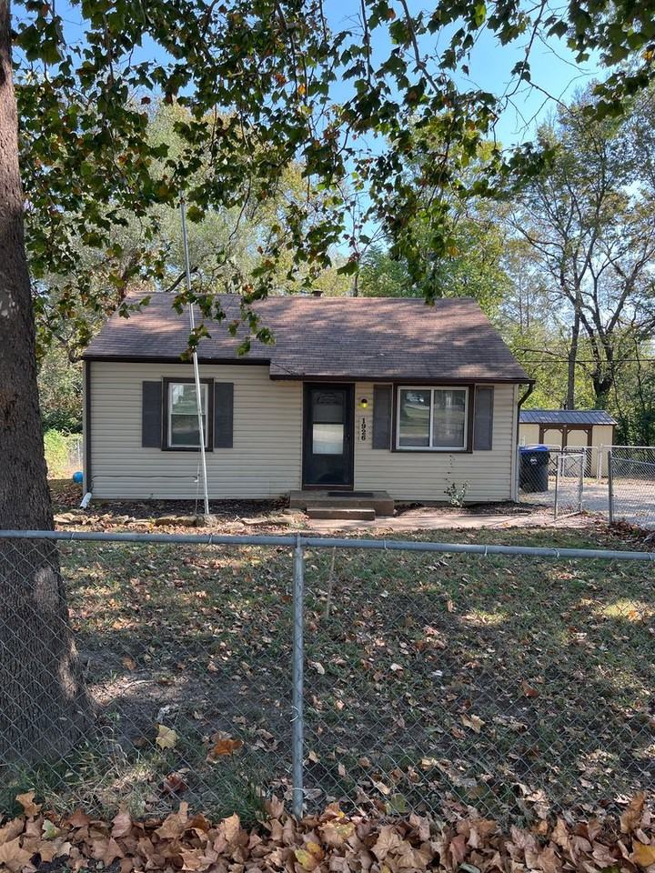 1926 Se Michigan Ave - Photo 3 of 23