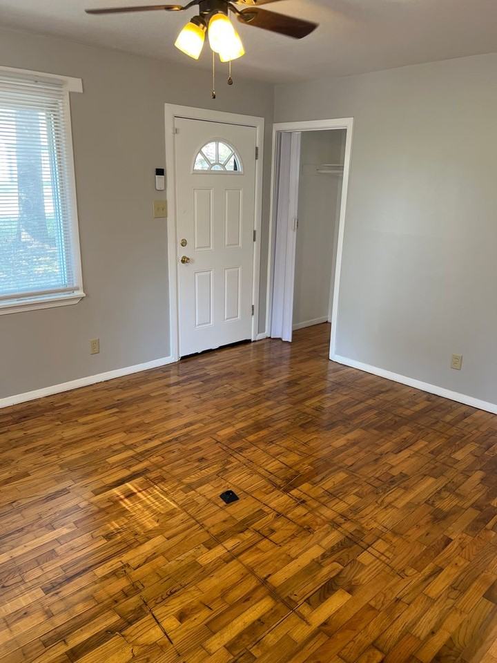1926 Se Michigan Ave - Photo 5 of 23