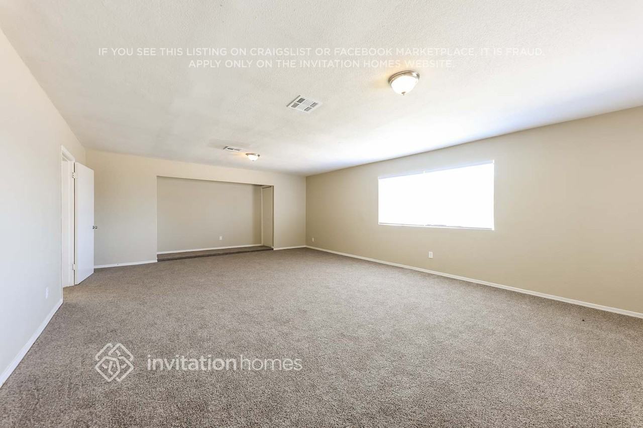 3132 W Surrey Ave - Photo 3 of 17